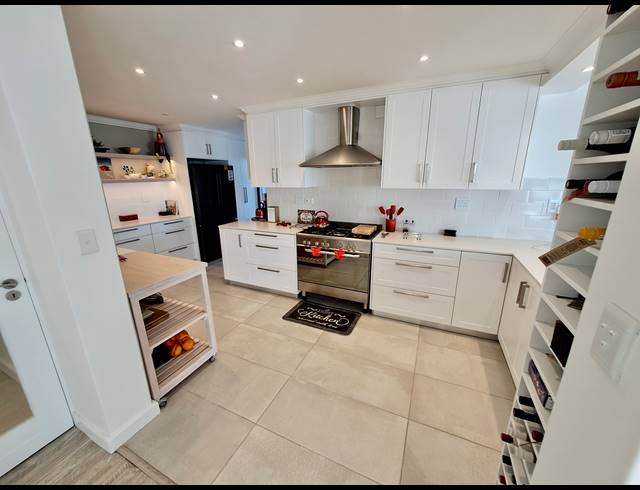 5 BEDROOM HOUSE FOR SALE IN GROTTO BAY